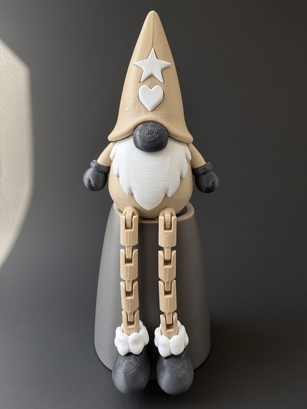 Gnomo de Natal sentado bege